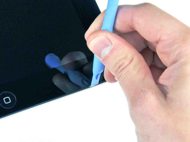 поддеваем стекло iPad 2 пластиковым инструментом