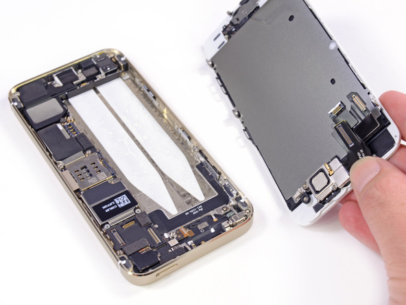 отсоединяем модуль с сенсором отпечатков на iPhone 5S