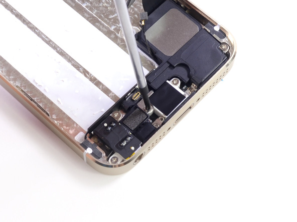  вынимаем коннектор на iPhone 5S 