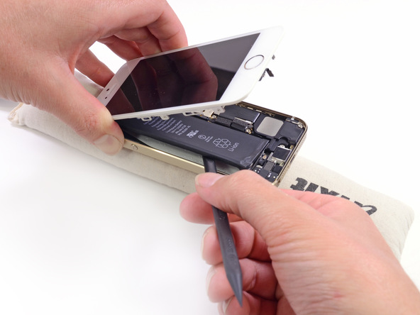 извлекаем батарею iPhone 5S