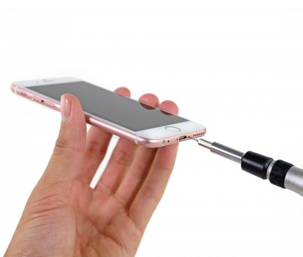 откручиваем два нижних винта у разъёма зарядки iPhone 6S