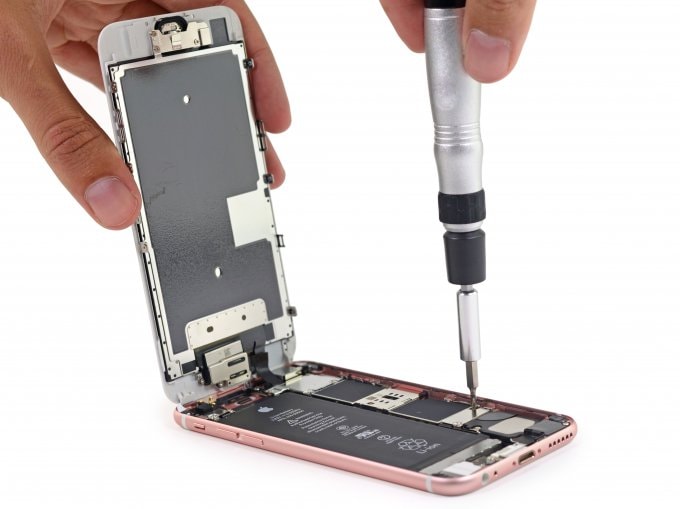 снимаем металлическую защиту iPhone 6S