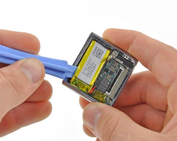  вынимаем из корпуса батарею  iPod Nano 6g