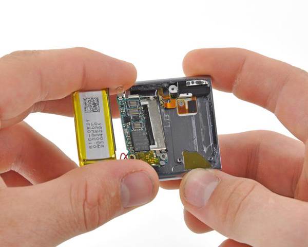 вытаскиваем материнскую плату iPod Nano 6g