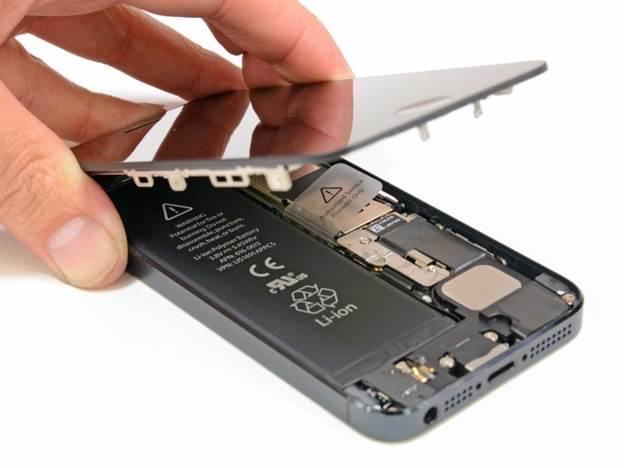 приподнимаем Нижний край iphone 5