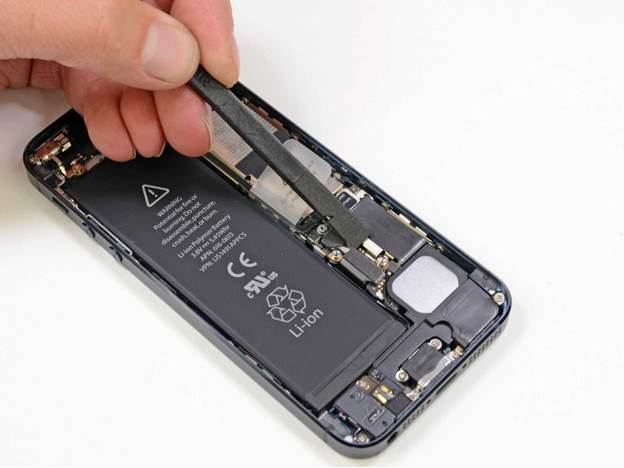 отсоединяем соединитель iphone 5 пластиковым инструментом