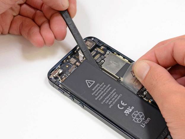 отсоединяем соединитель iphone 5 пластиковым инструментом