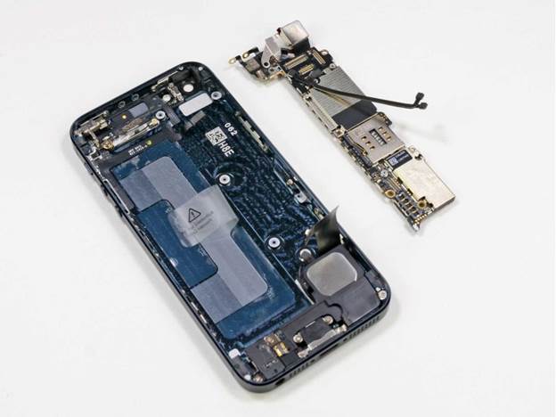 вынимаем материнскую плату iphone 5