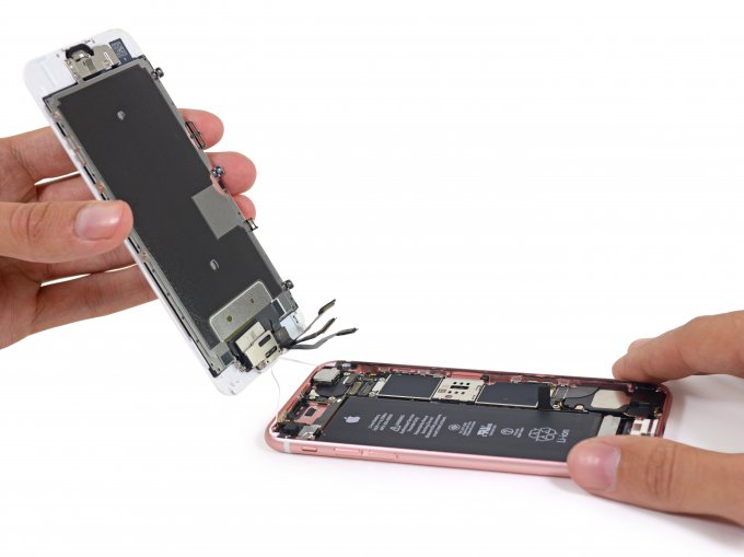 отсоединяем 3 соединительных шлейфа iPhone 6S