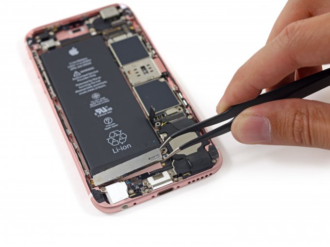 Вытаскиваем аккумуляторную батарею iPhone 6S